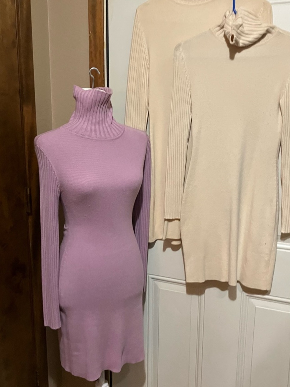 Figure flattering, SOFT Sweater Dress in off White. XS true to size. Vintage VS